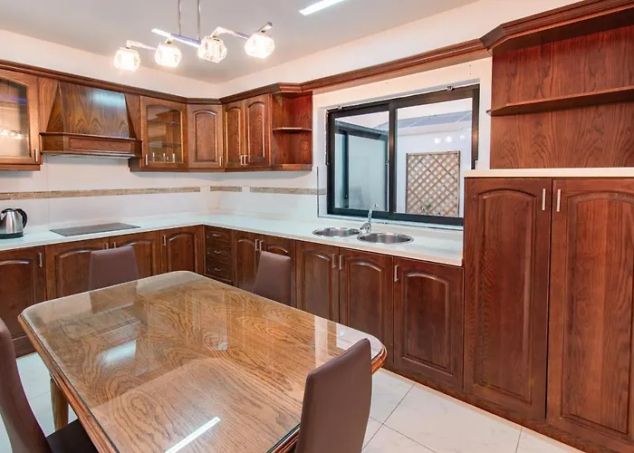 Stylish Corner Maisonette - Sunflower 비르키르카라