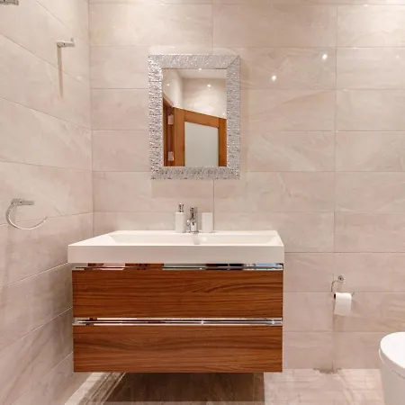 Stylish Corner Maisonette - Sunflower