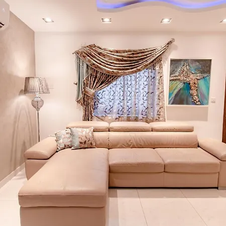 Stylish Corner Maisonette - Sunflower *