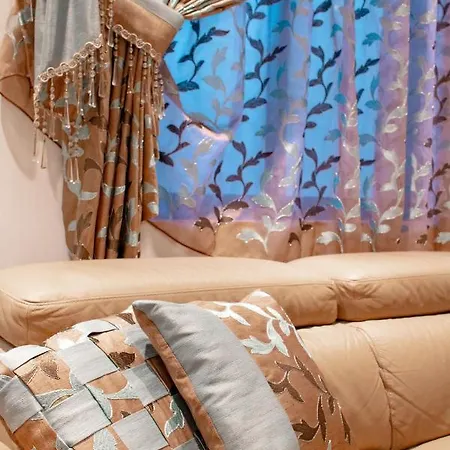 Stylish Corner Maisonette - Sunflower