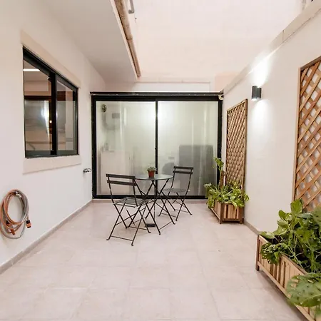 Stylish Corner Maisonette - Sunflower Дом отдыха Биркиркара