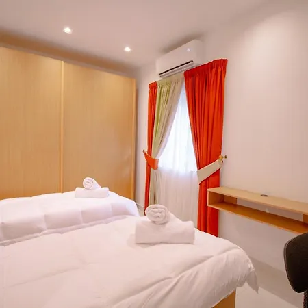 Stylish Corner Maisonette - Sunflower Feriehus