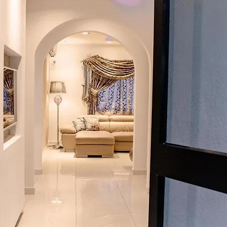 Stylish Corner Maisonette - Sunflower *