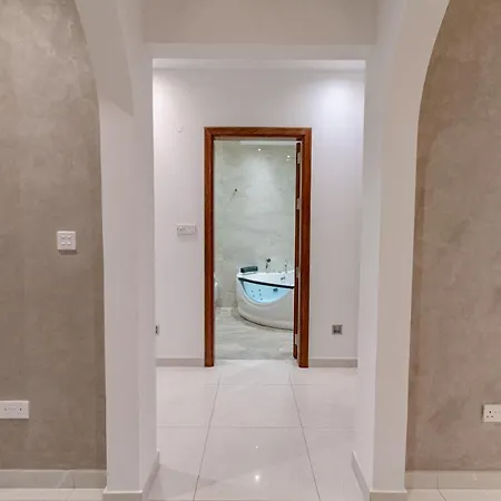 Stylish Corner Maisonette - Sunflower *