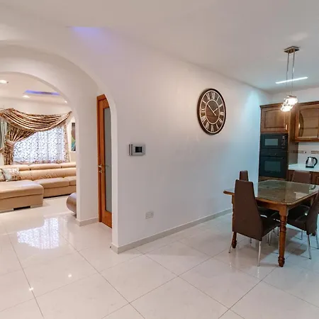 Feriehus Stylish Corner Maisonette - Sunflower Birkirkara