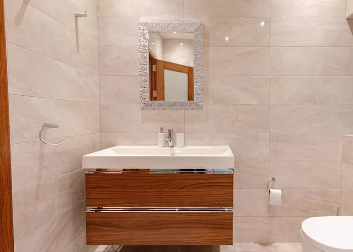 Stylish Corner Maisonette - Sunflower