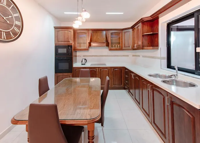 Stylish Corner Maisonette - Sunflower Vakantiehuis Birkirkara