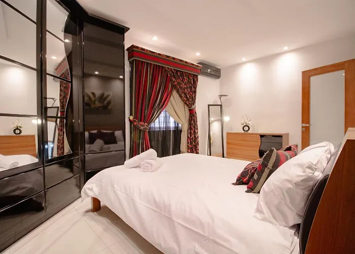 Stylish Corner Maisonette - Sunflower *