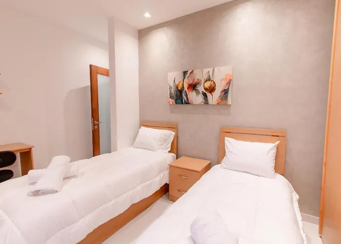 Stylish Corner Maisonette - Sunflower