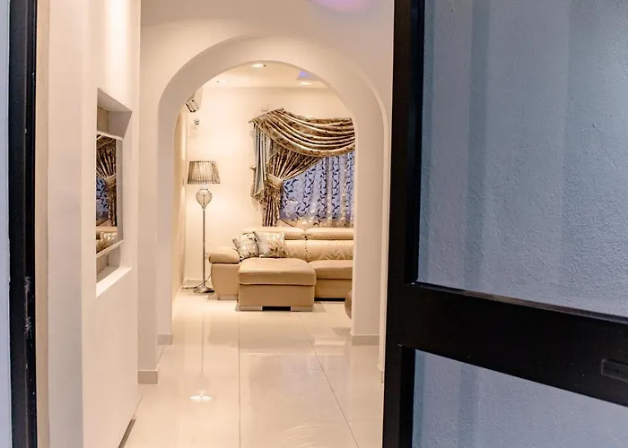 Stylish Corner Maisonette - Sunflower *