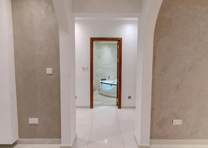 Stylish Corner Maisonette - Sunflower *