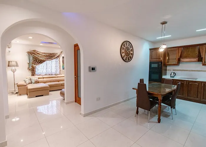 Case de vacanță Stylish Corner Maisonette - Sunflower Birkirkara